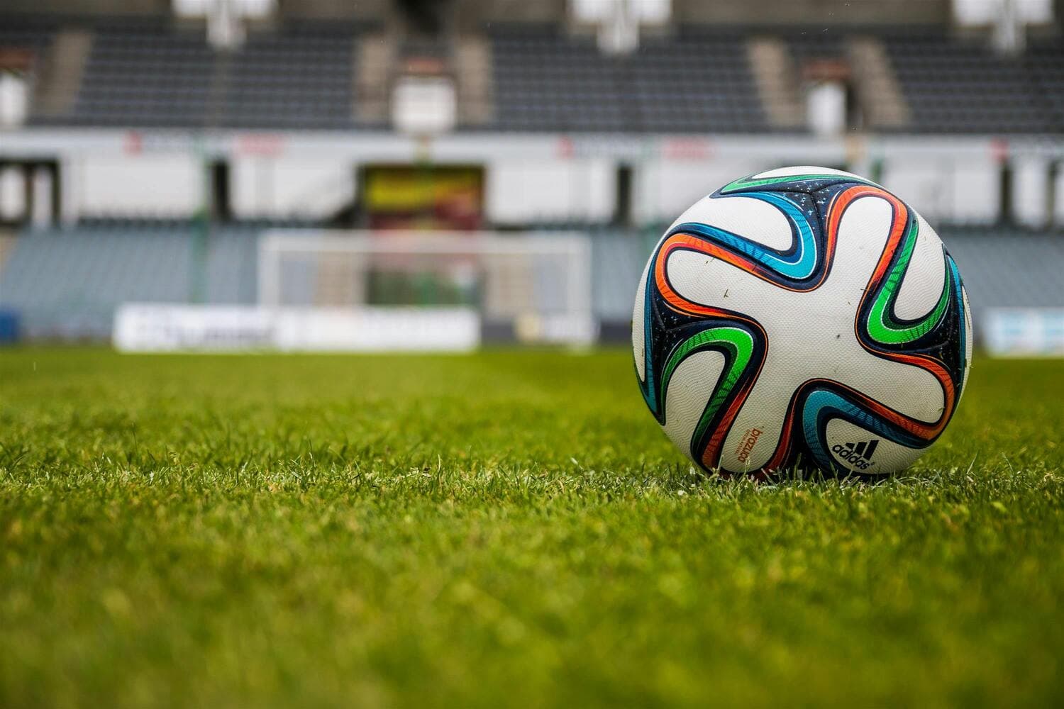 Pesan lapangan sepak bola Anda dalam hitungan menit